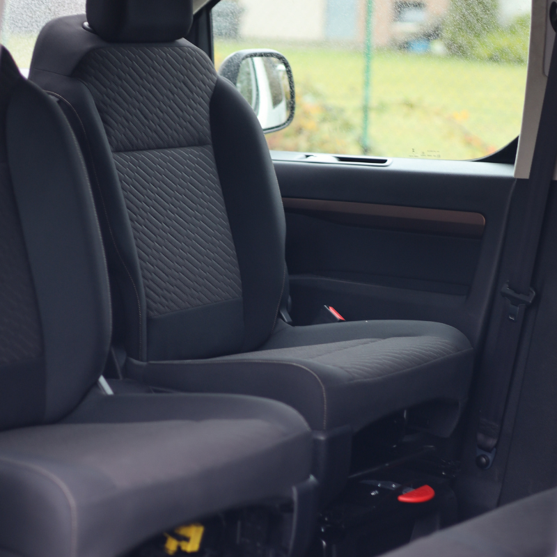 Obracane przednie fotele Toyota Proace