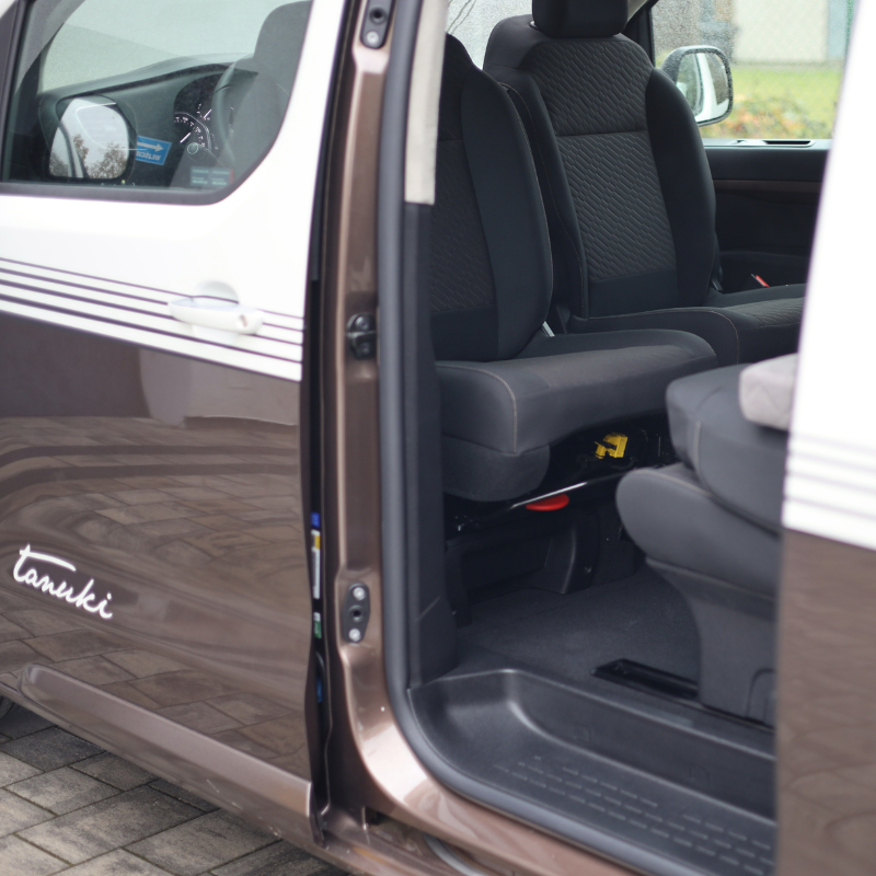Obracane przednie fotele Toyota Proace
